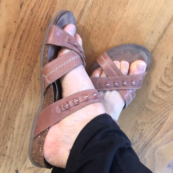 Brown leather sandals w/ adjustable Velcro straps - Picture 8 of 8